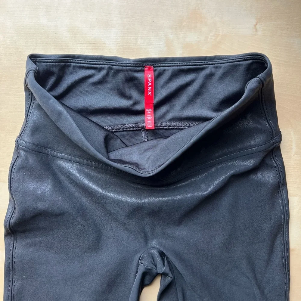 SPANX Faux Leather Black Leggings Moto Vegan Shiny size medium petite - Picture 4 of 8